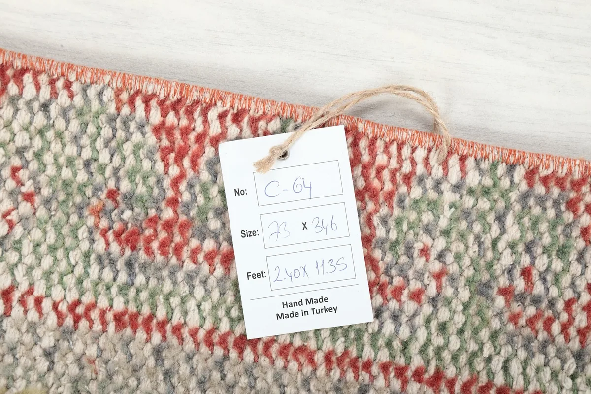 Close-up of the product tag attached to the rug, displaying its size in centimeters and feet.