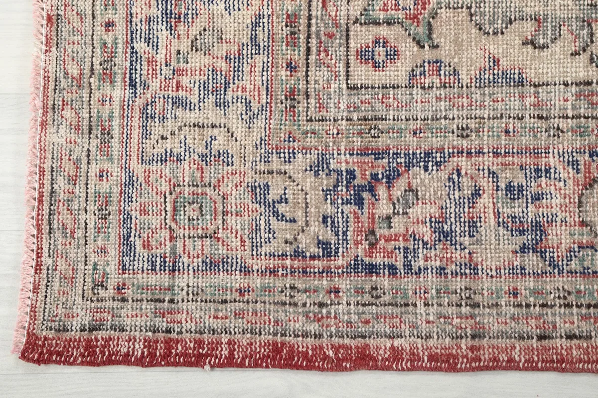 Close-up of the rug's outer border design and edge with short fringe