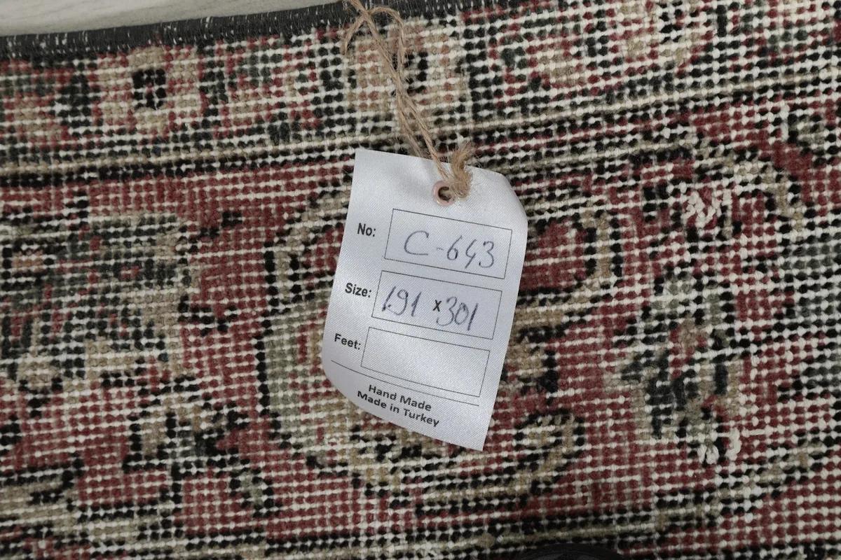 Information tag attached to the back of the rug, showing its size and origin details.