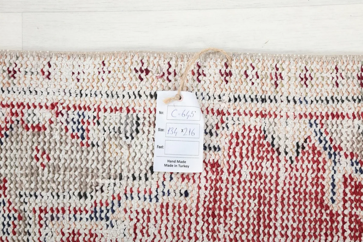 Detail of the rug's reverse side with a tag showing the item number and dimensions.