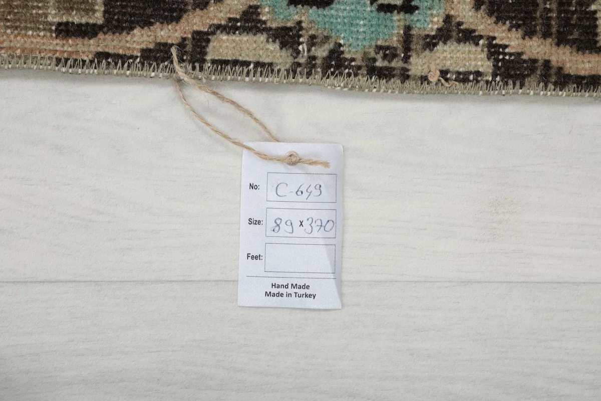 Tag displaying the rug's item number and dimensions in centimeters
