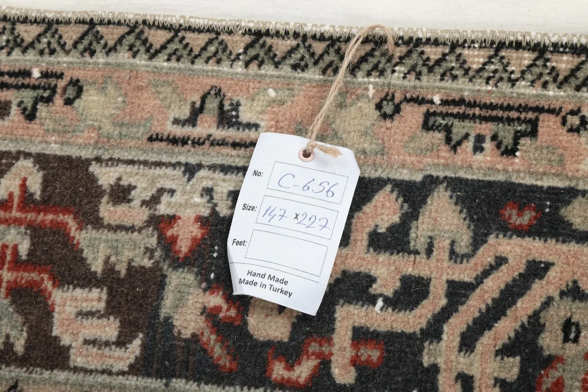 Tag showing the rug's dimensions 147 x 227 cm and 'Hand Made in Turkey'.