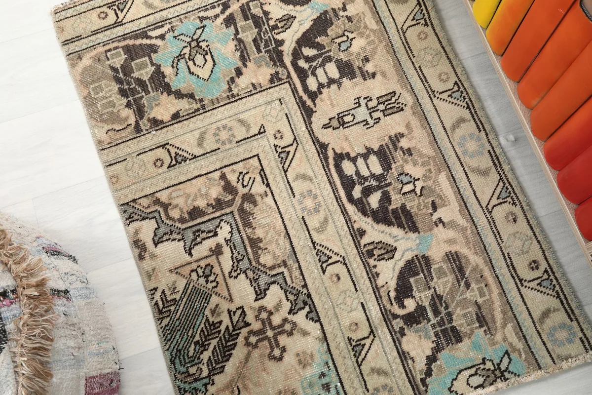 Angled view of the rug's top left corner, showing pattern details