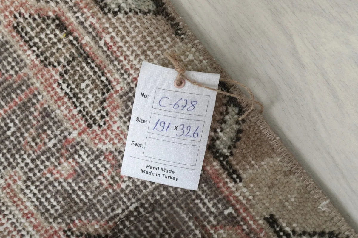 Tag displaying the rug's item number and dimensions (191 x 326 cm), confirming its handmade origin in Turkey.