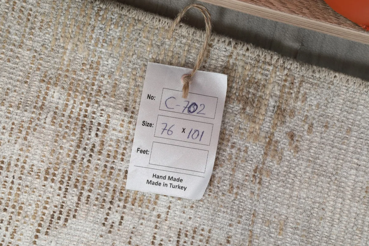 Product tag on the rug, displaying the item number and size in centimeters.