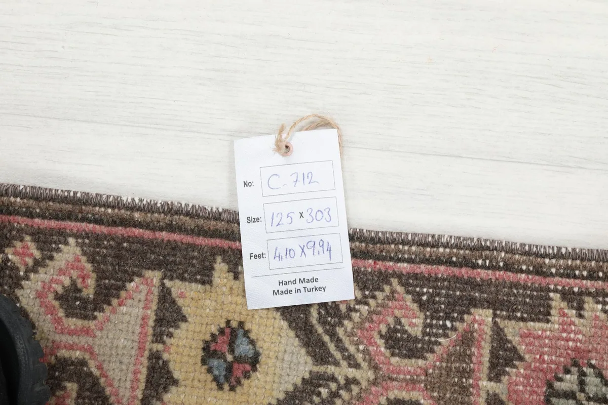 Product tag displaying size 125x303 cm and origin, on the corner of the rug