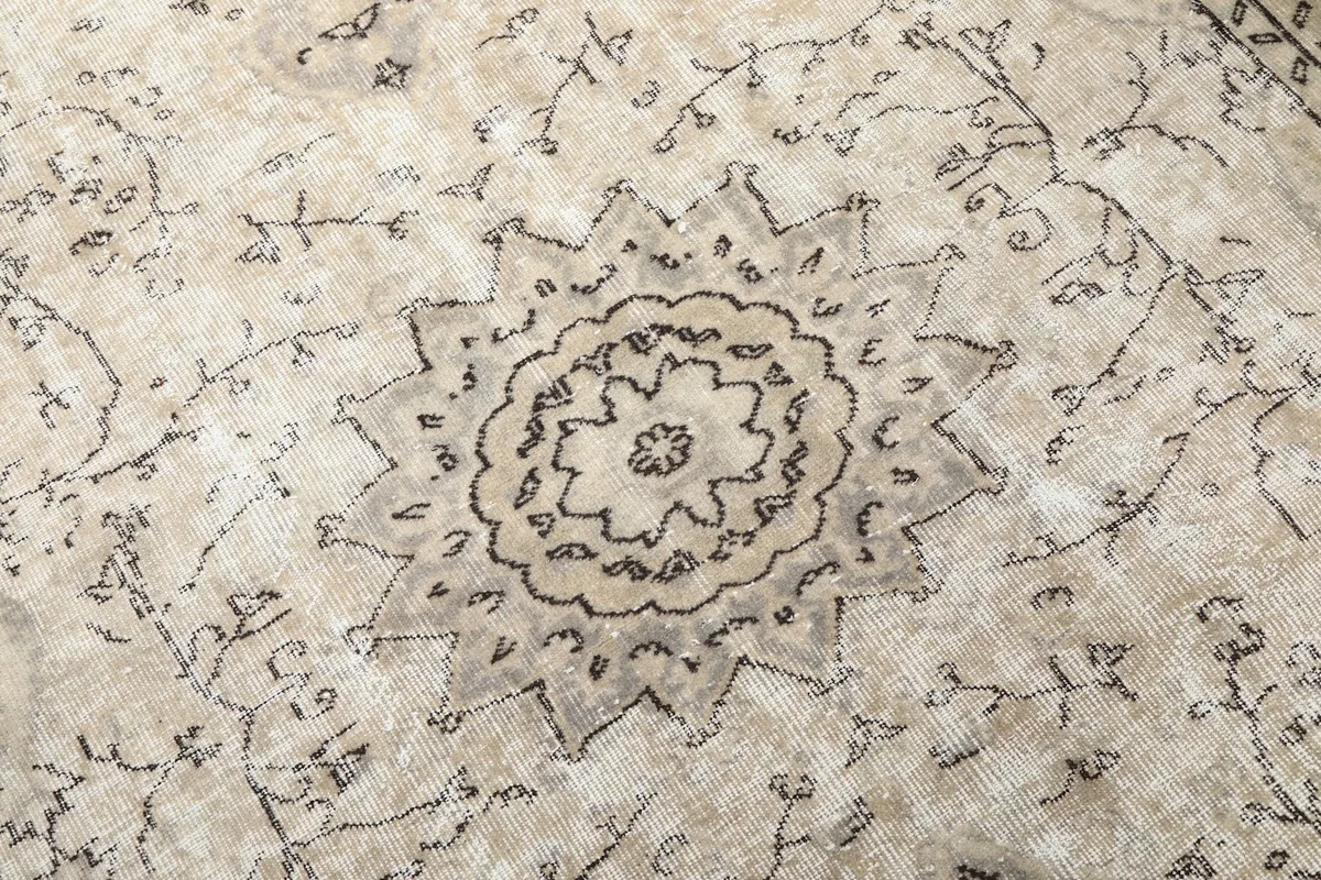 Close-up of the central medallion motif, showing the intricate dark gray knotting.