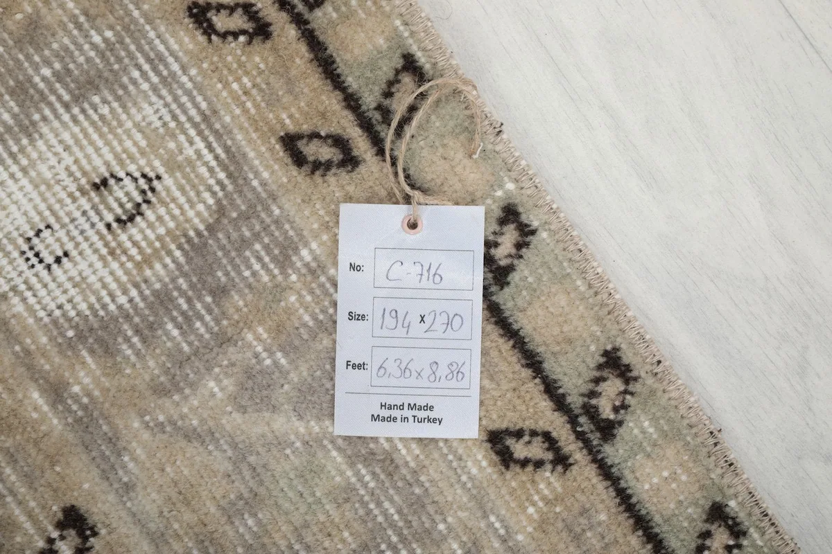 Tag showing the rug's dimensions and origin, placed on the edge of the rug.