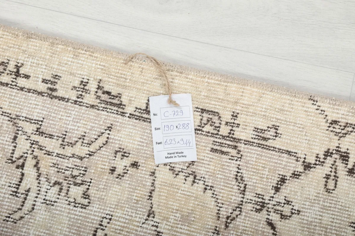 Close-up of the care tag attached to the rug, displaying size and origin information.