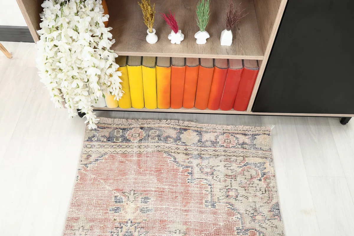 Detail view of one end of the runner in a room setting, focusing on the border and field colors.