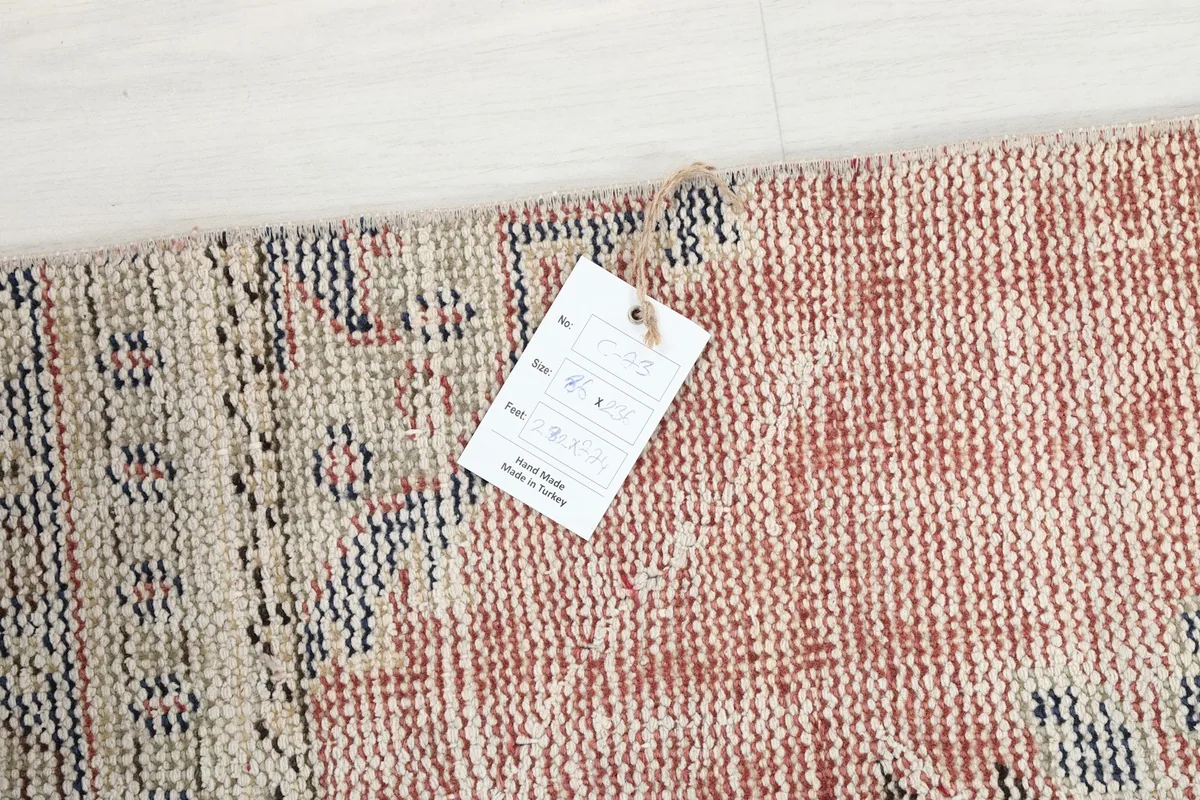Close-up of the rug tag with size information, placed on the back of the runner to confirm authenticity.