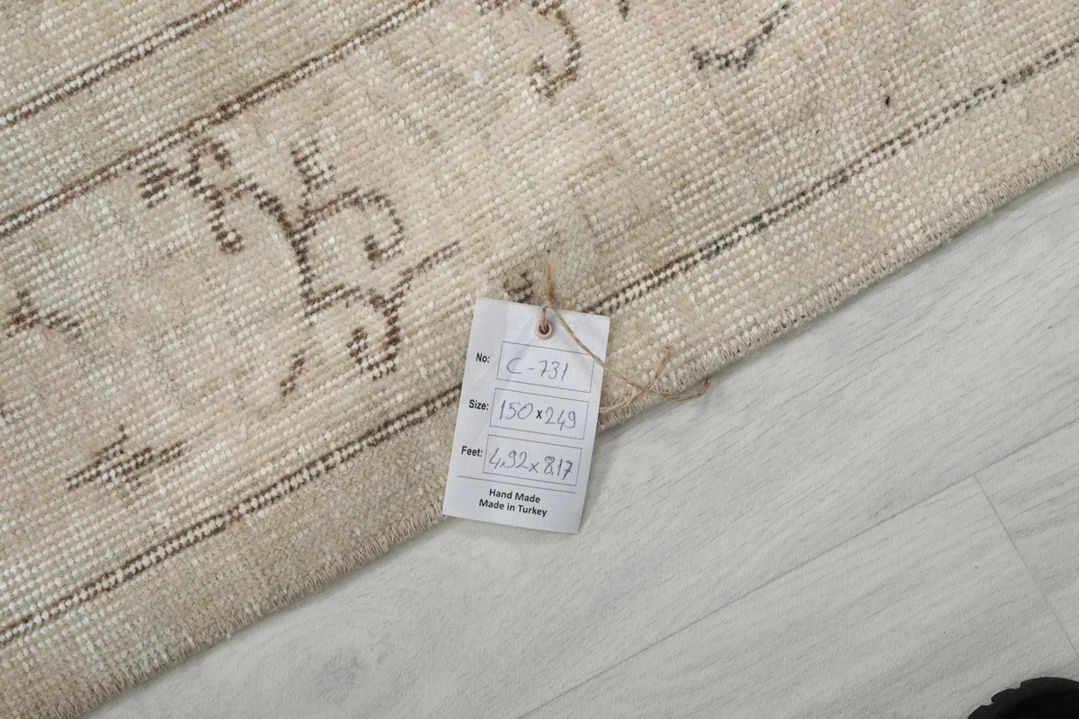 Tag showing the rug's dimensions and origin, placed on the back of the hand-knotted rug