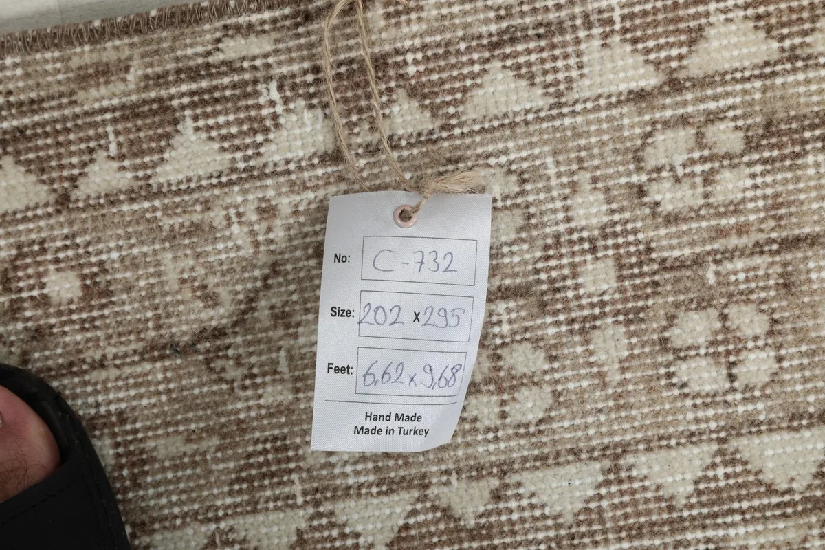 Tag showing the rug's dimensions and origin: 202x295 cm (6'8"x9'8"), hand made in Turkey.