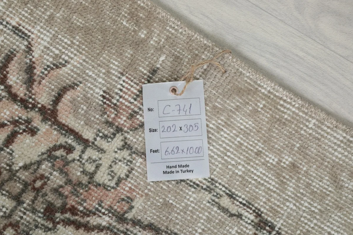 Tag showing the rug's dimensions 6'8" x 10'0" (202 x 305 cm) and origin as Hand Made in Turkey