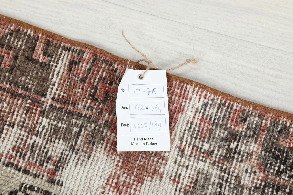 Label attached to the back of the rug, confirming 'Hand Made in Turkey' and its dimensions.