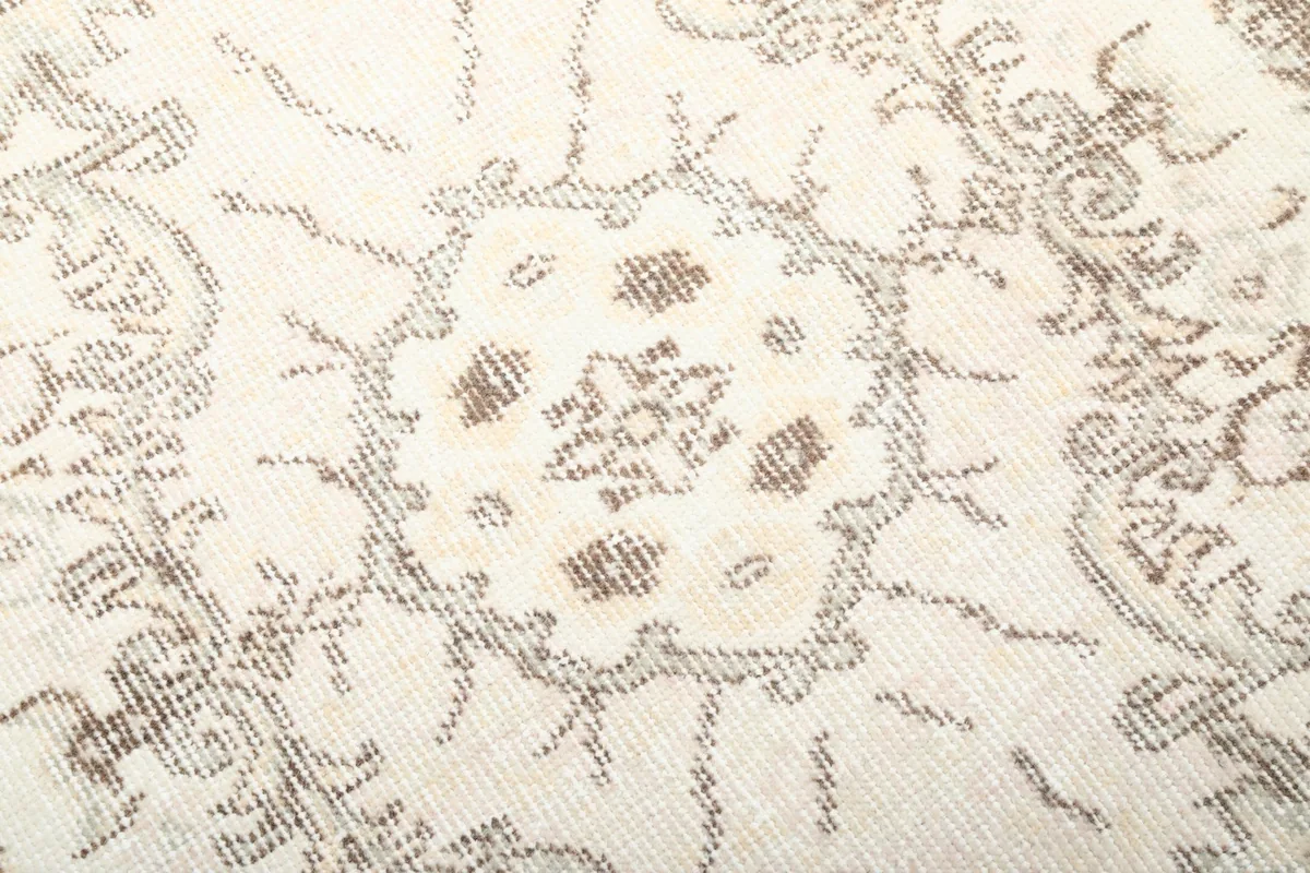 Close-up of the central medallion design, highlighting the brown and cream knotting