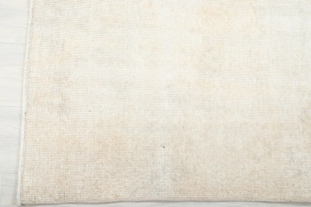 Detail of the rug's edge, showing the clean finish and subtle color variation.