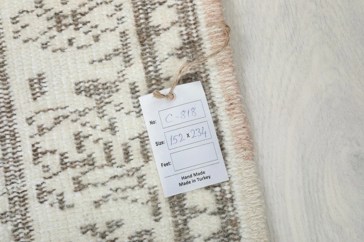 Tag showing the rug's size (152x234 cm) and origin (Hand Made in Turkey)