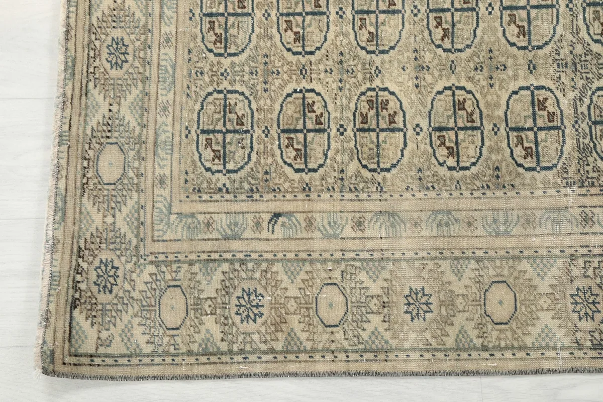 Detailed view of the rug's corner and border design, showcasing the hand-knotted craftsmanship.