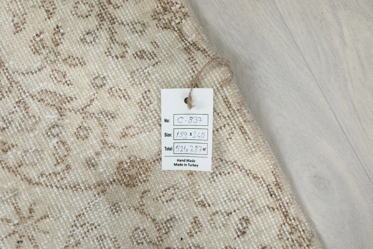 Tag with rug details, including size 159x240 cm, on the hand-knotted Anatolian wool rug