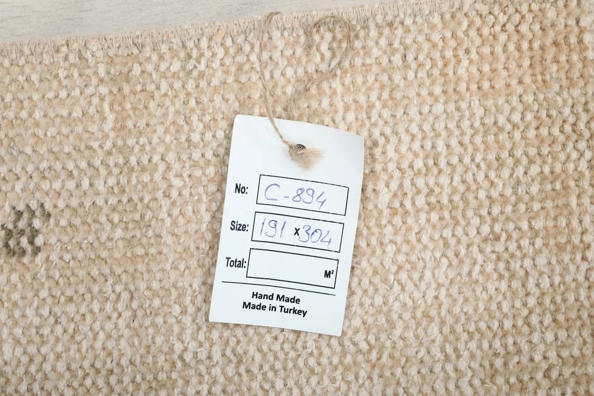 Tag showing the rug's product number and dimensions in centimeters