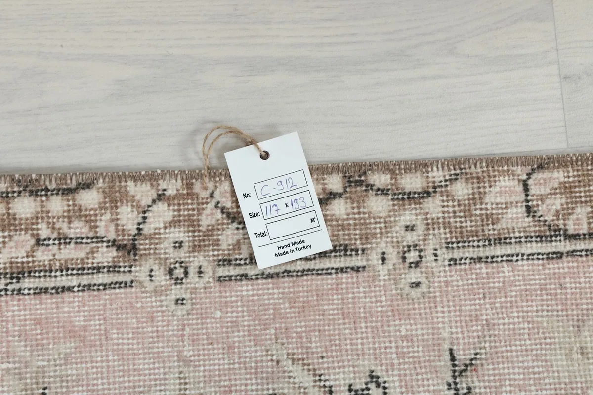 Close-up of the product tag attached to the rug, showing size and origin information.