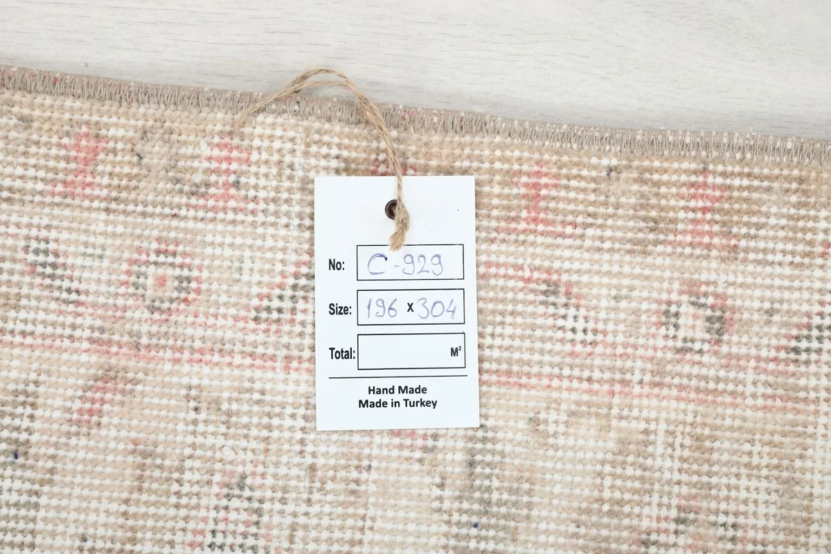 Tag showing the rug's dimensions (196 x 304 cm) and indicating it is hand-made in Turkey.