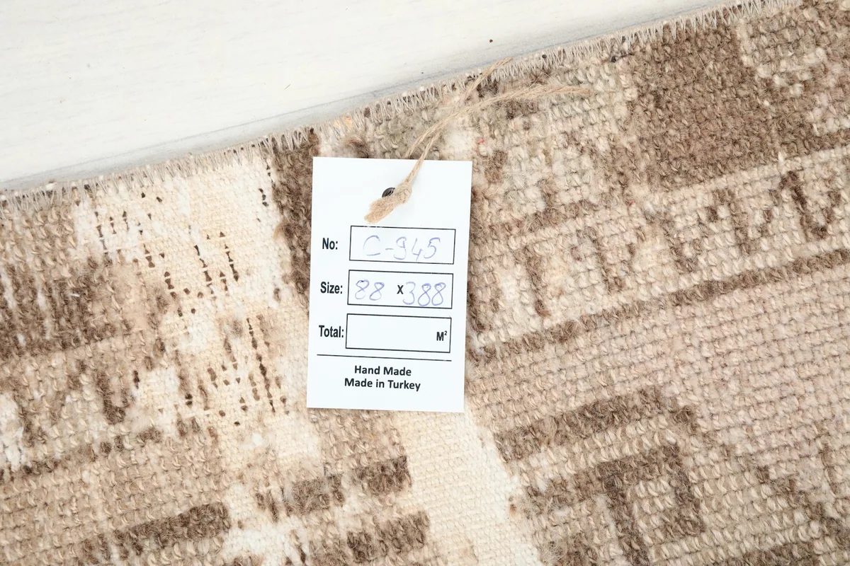 Tag displaying the rug's dimensions (88 x 388 cm) and confirming it is hand-made in Turkey