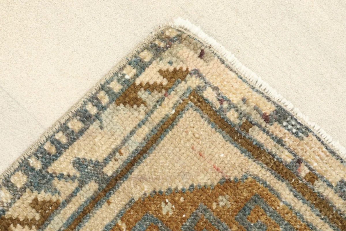 Close-up of the top right corner and border of the rug, revealing the edge finishing and weave.