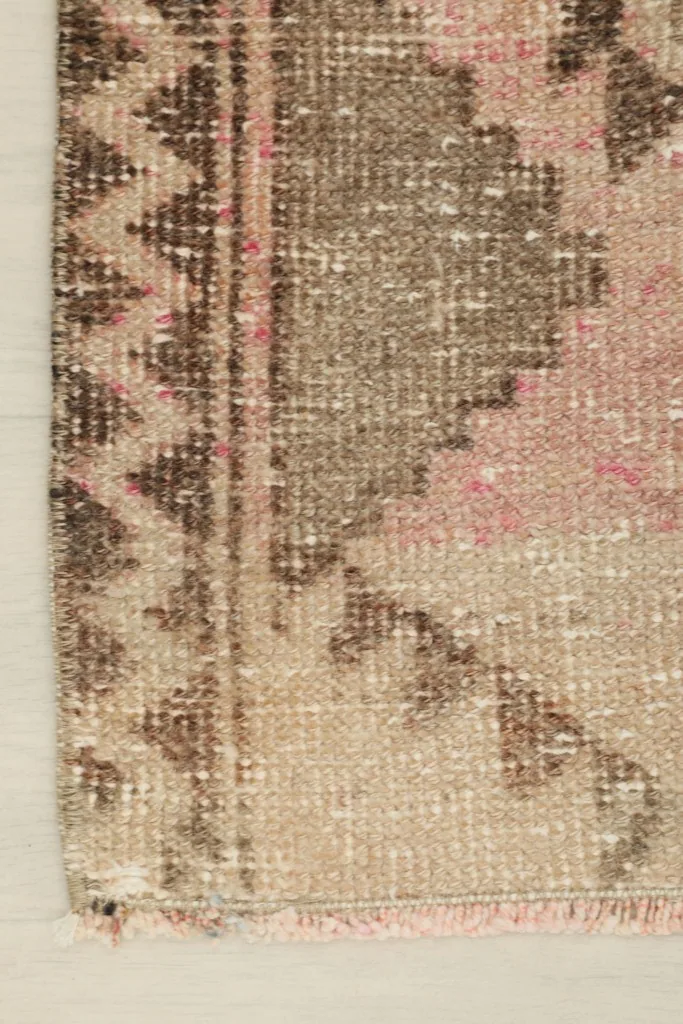 Close view of the side border with its distinct zigzag pattern and the rug's edge