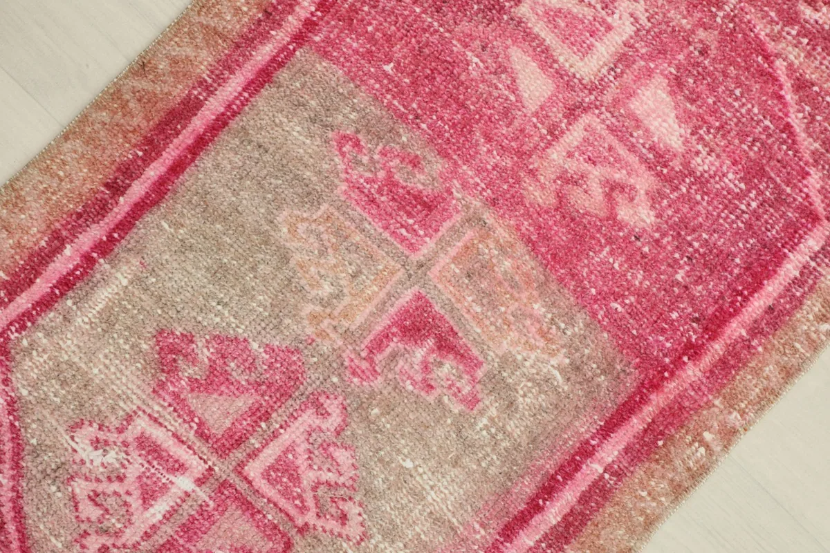 Close-up of the central beige panel with faded rose geometric patterns