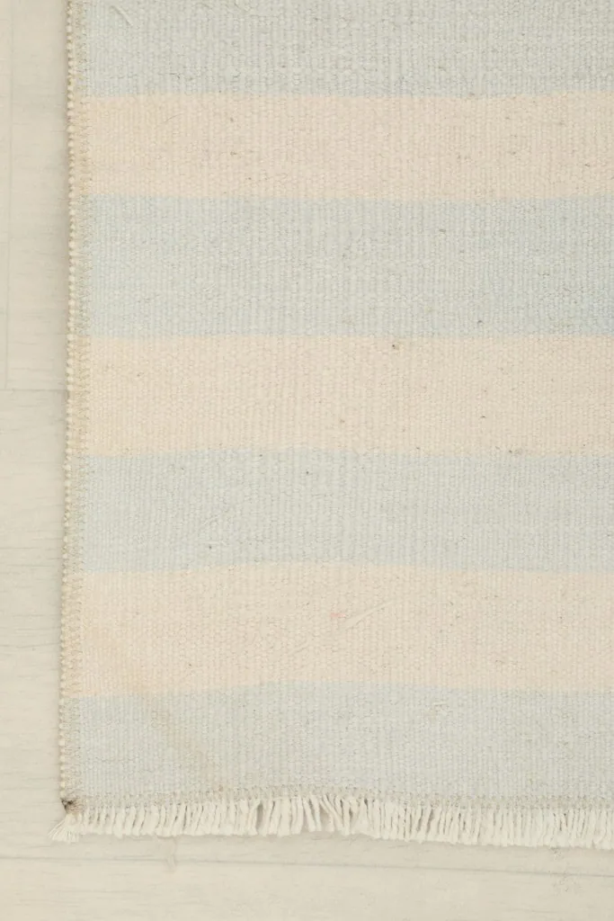 Close-up of the rug's edge, showing the finished side and fringe.