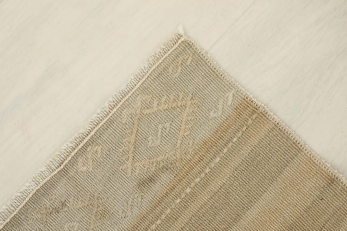Close-up of the upper right corner, highlighting the weave and minor wear
