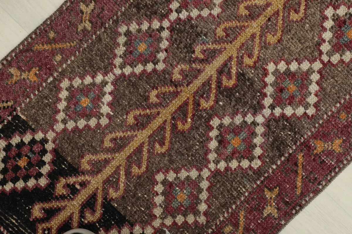 Detailed view of the central gold tree-like motif and surrounding diamond patterns