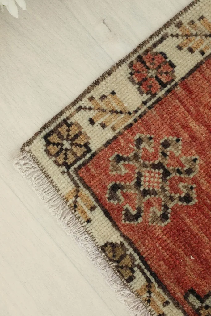 Corner view of the rug, highlighting the border design and fringe
