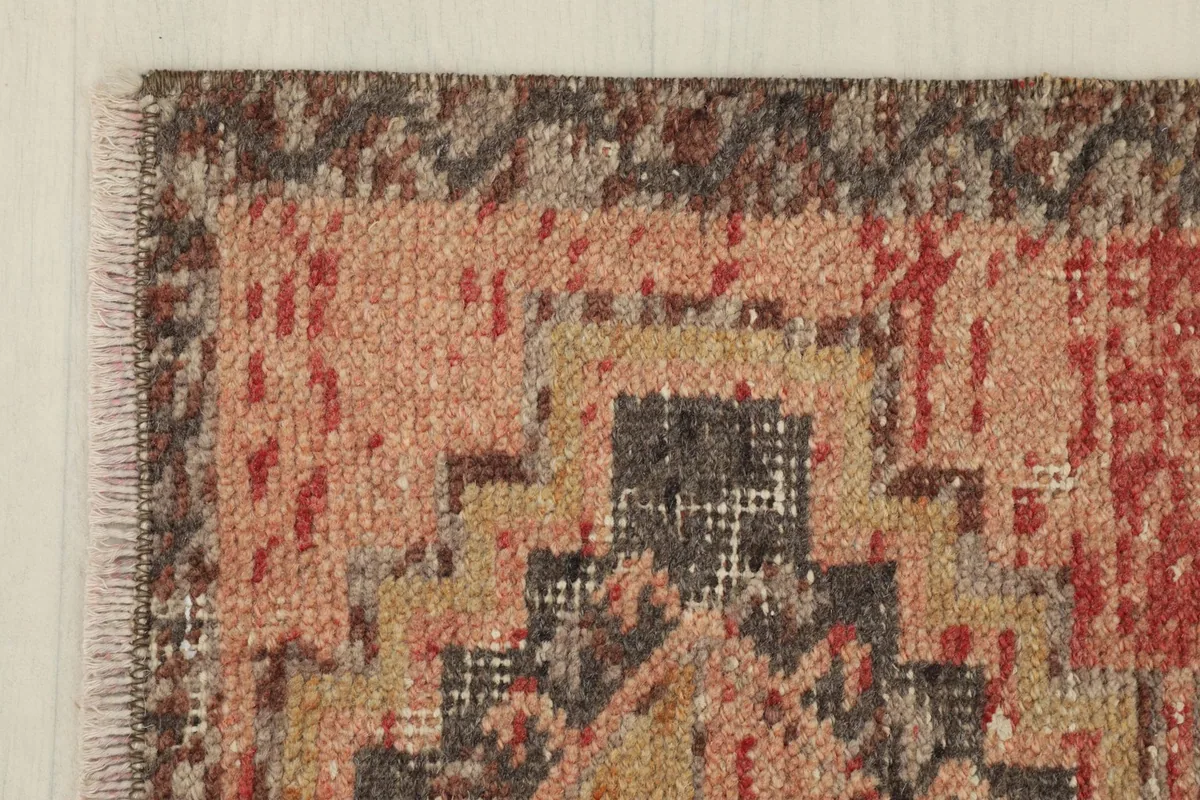 Close-up of the rug's edge and fringe, showcasing the binding and the short, textured fringe.