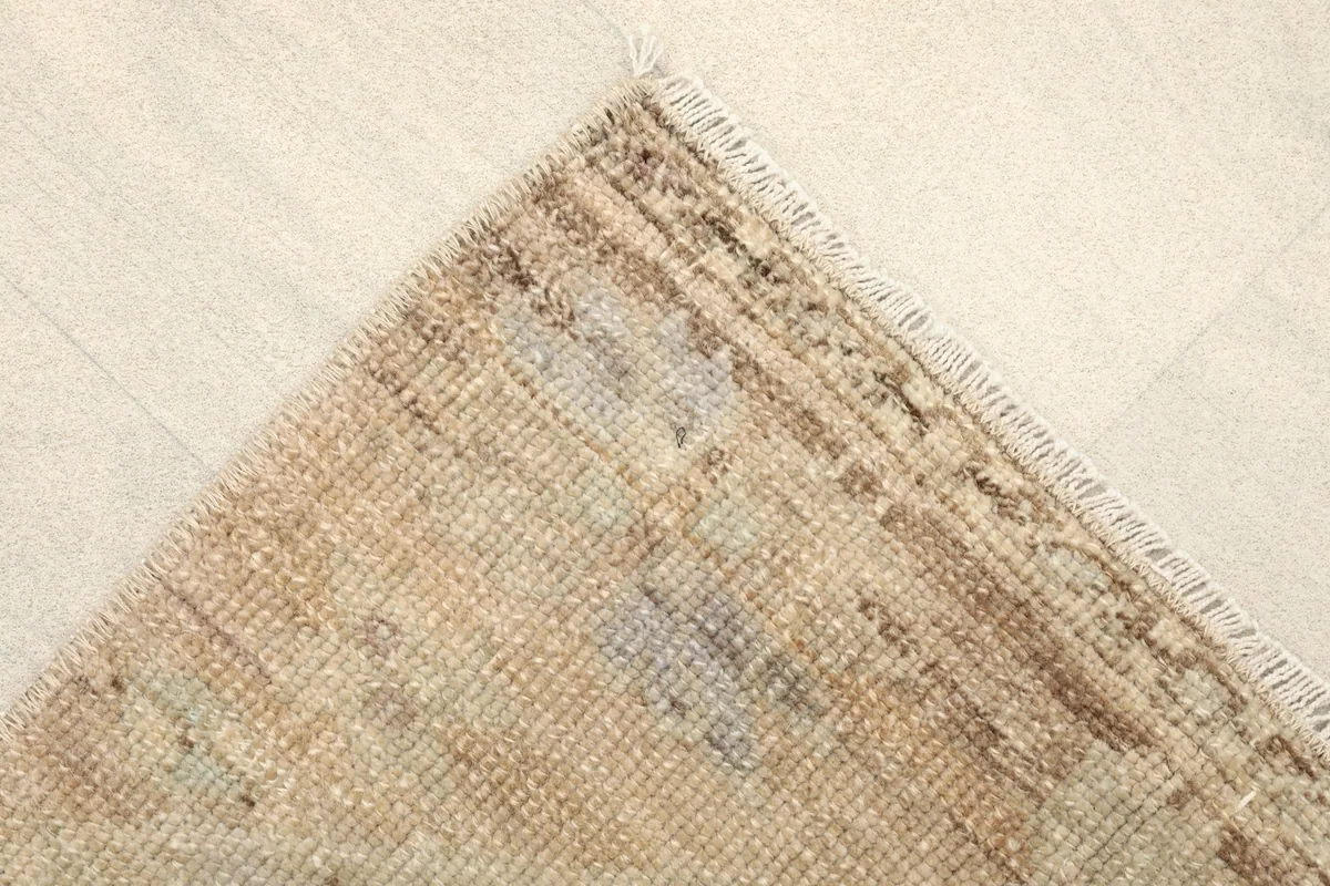 Detail of the rug's corner, showcasing the subtle color variations and edge finishing.