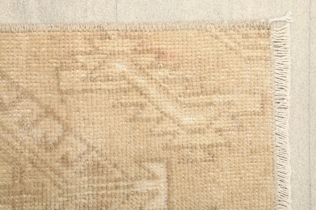 Close-up of the low wool pile and the texture of the hand-knotted surface.
