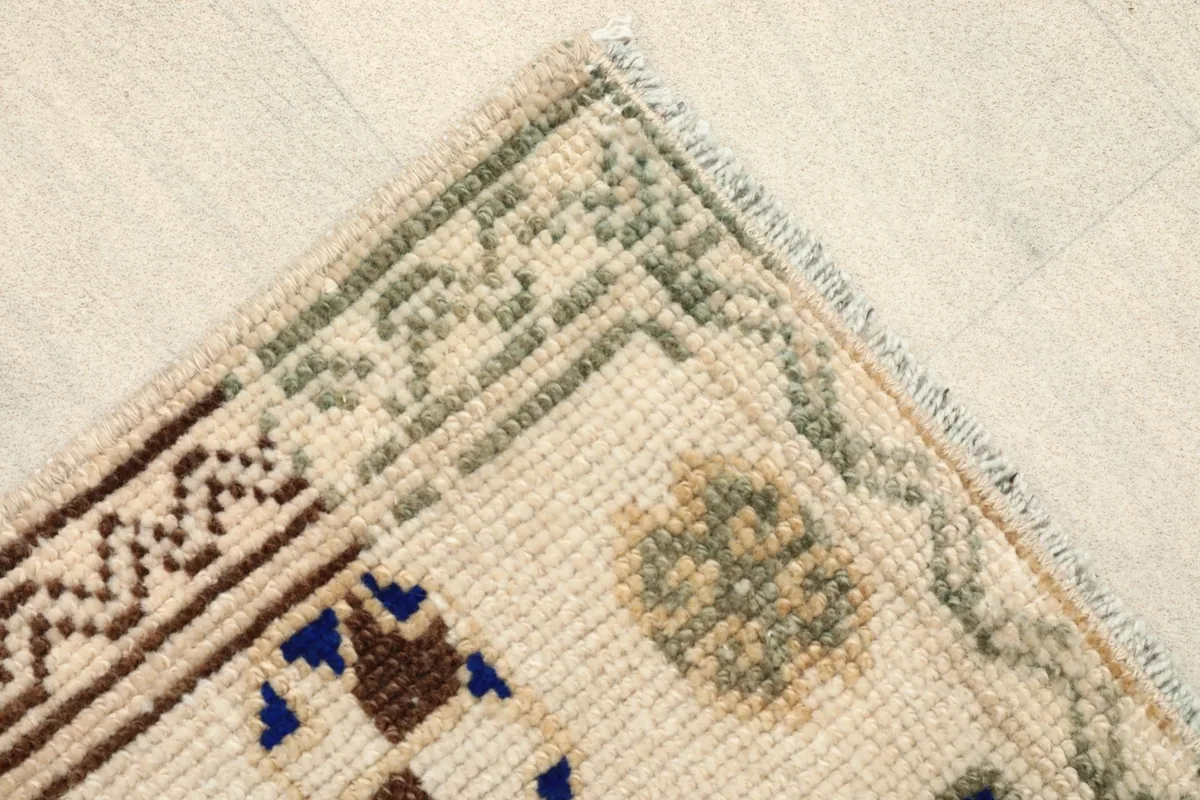 Corner view of the doormat showing the olive and brown border patterns.