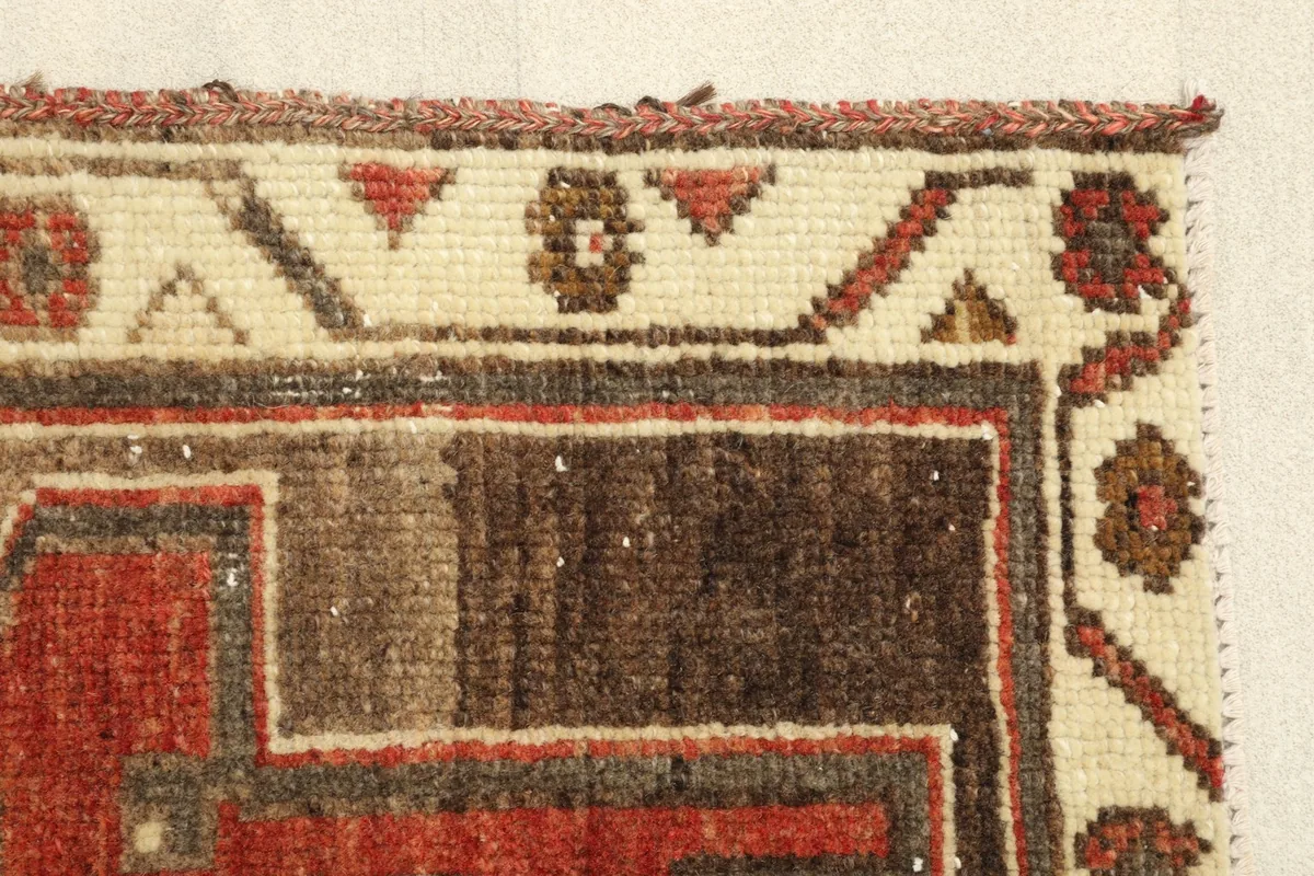 Side border detail, illustrating the patterned edge and the transition from the main field to the border design