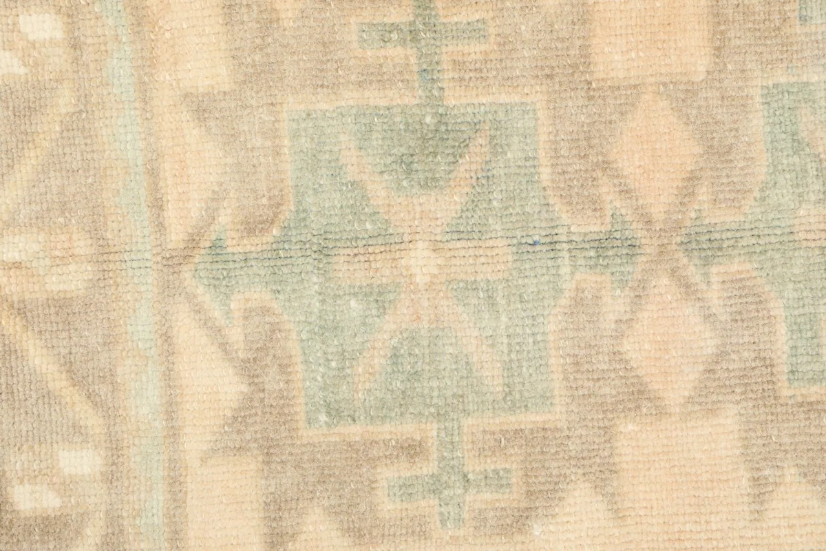 Close-up detail of the central geometric motif and wool pile