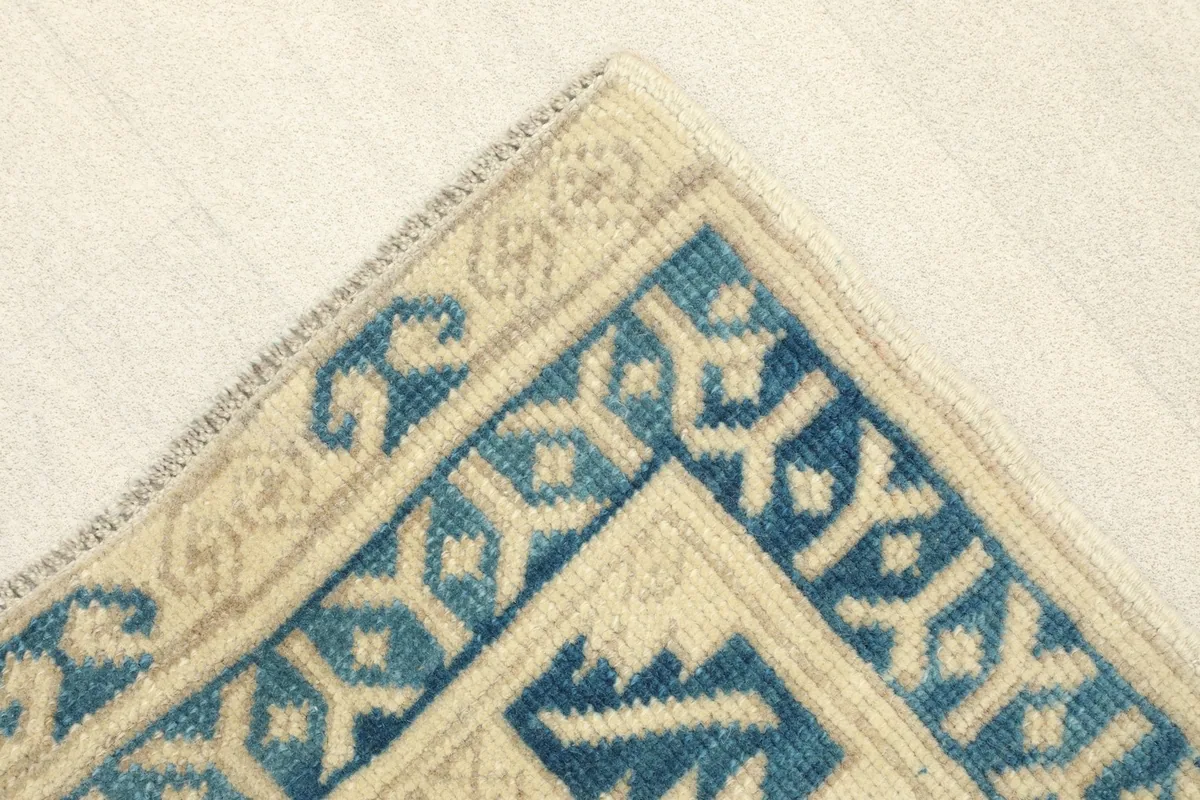 Corner detail showing the crisp geometric border and field design of the runner