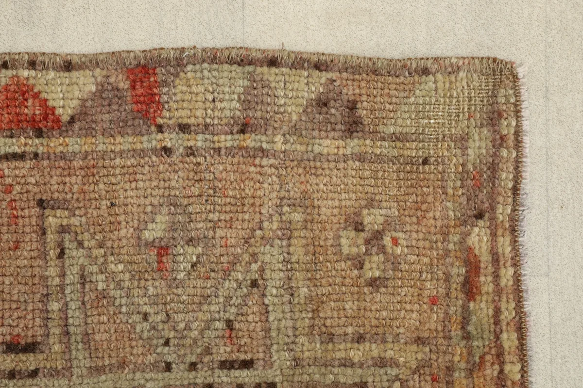 Close-up of the border pattern and edge finishing of the vintage doormat.