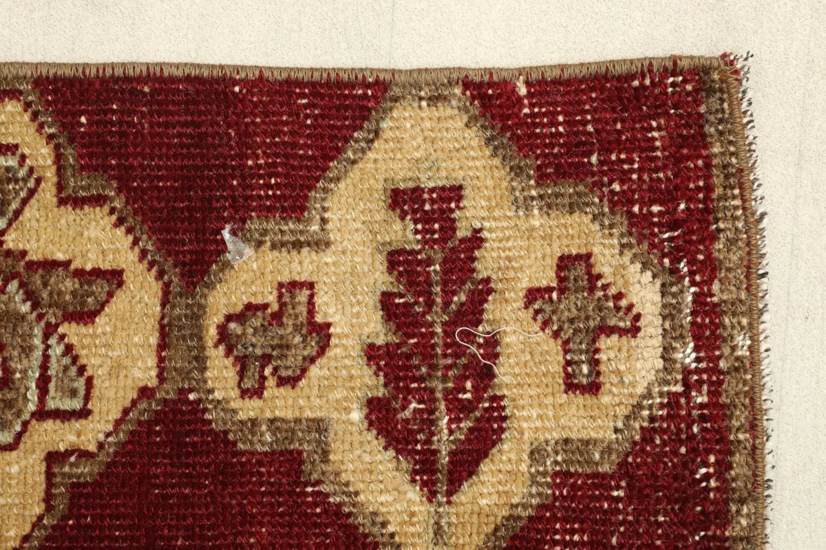Detail of the red and tan patterns with visible wool texture