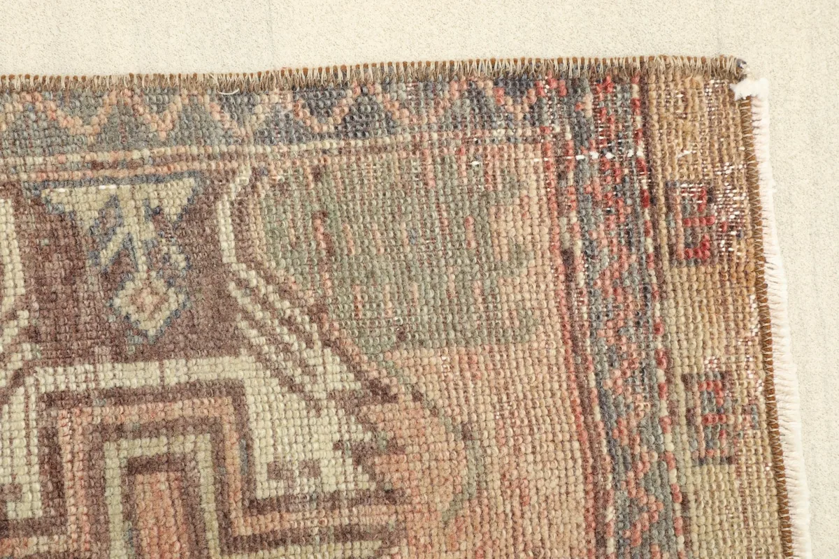 Close-up of the runner's border and a portion of the main field with wear