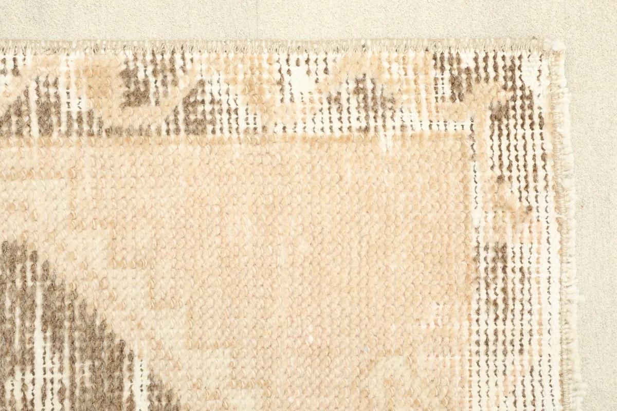 Detail of the border and field transition, highlighting the color variation and texture.