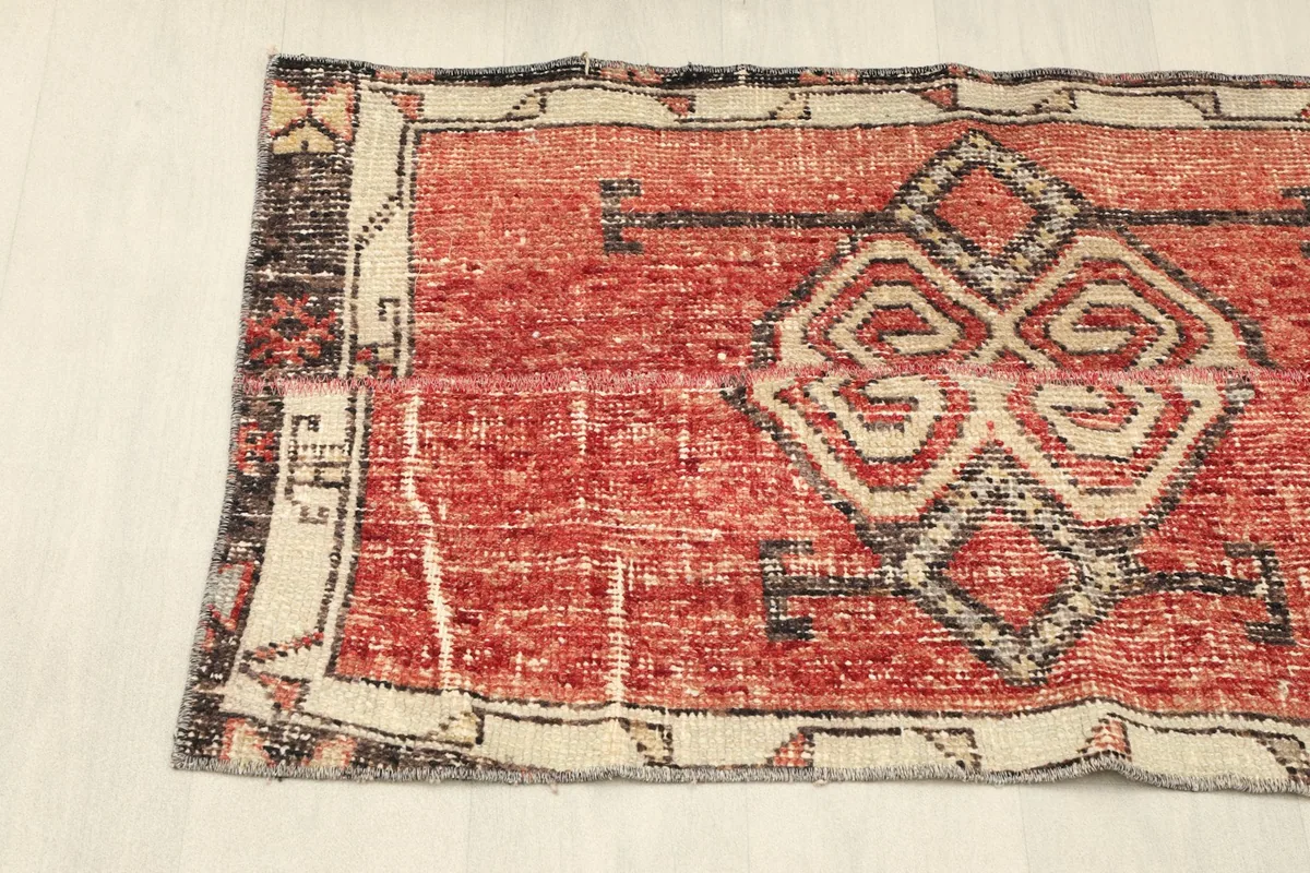 Side view of the rug's border, displaying the beige and black patterns along the edge.