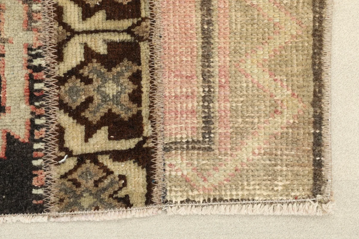 Close-up detail of the rug's edge, highlighting the hand-knotted wool pile and cotton foundation