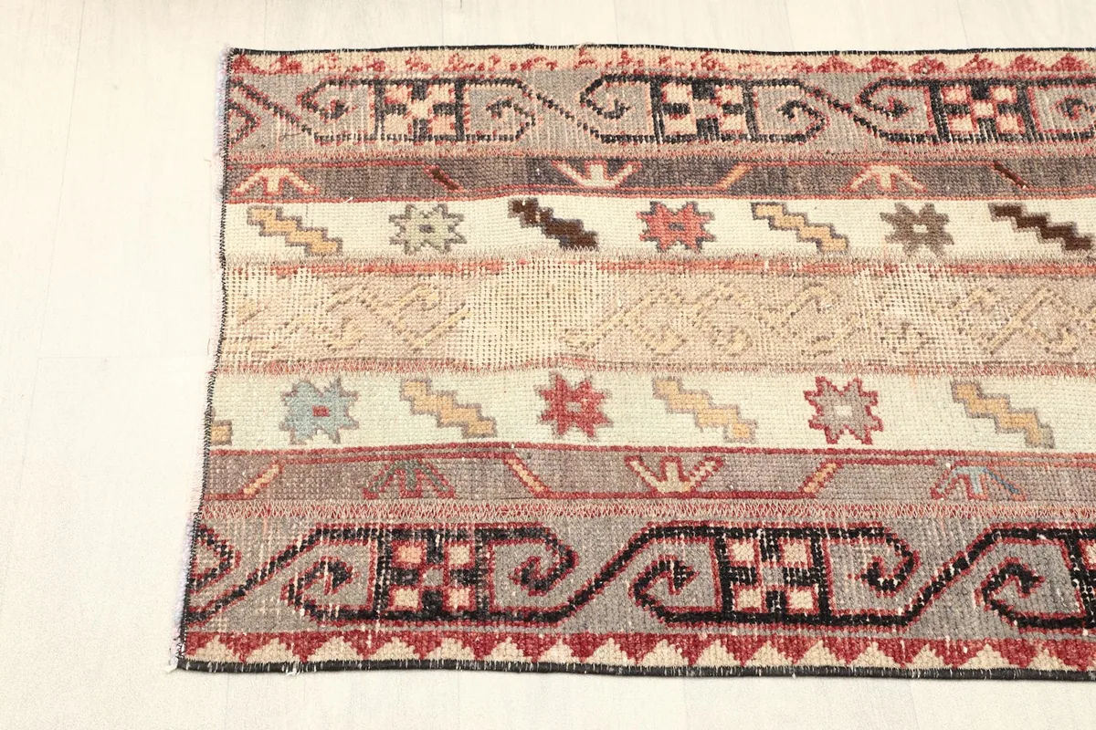 View of the rug's short side, showcasing the end finish and border patterns