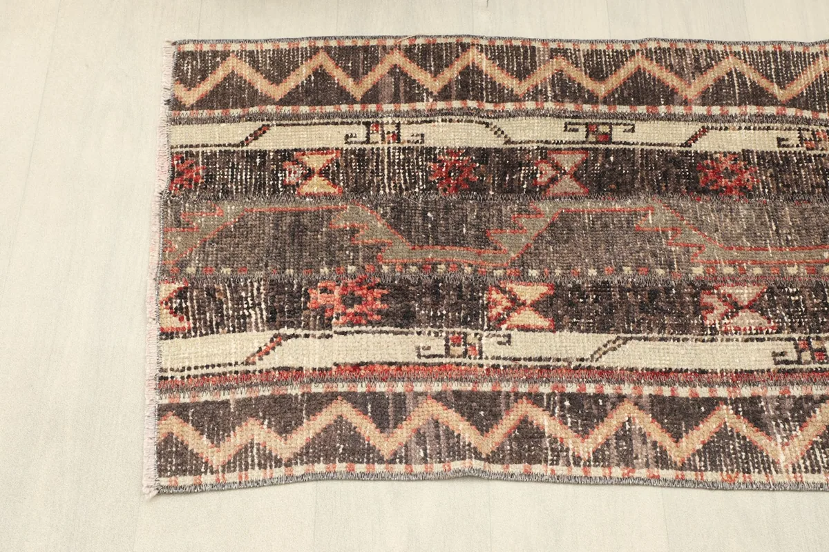 Close-up of one end of the rug, featuring the distinct zigzag border pattern
